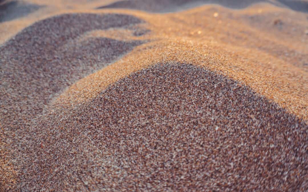 Descubriendo el mundo de la arena de sílice: un material versátil y sostenible