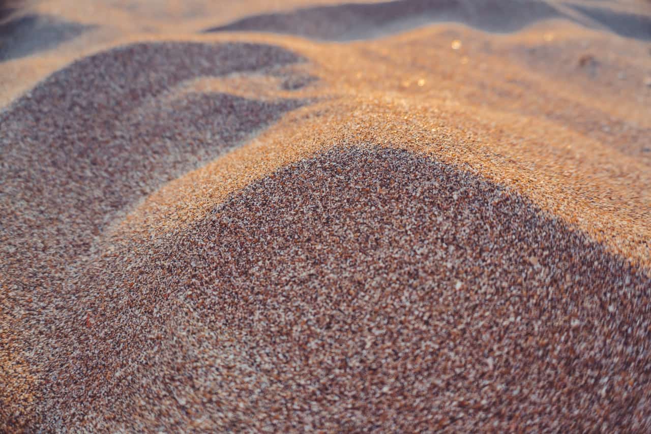 Descubriendo el mundo de la arena de sílice: un material versátil y  sostenible